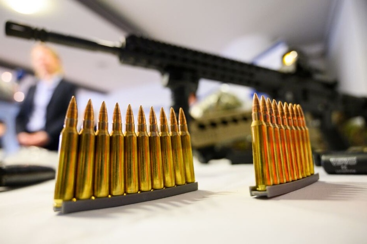 Auch Waffen entdeckten die Polizeibeamten.