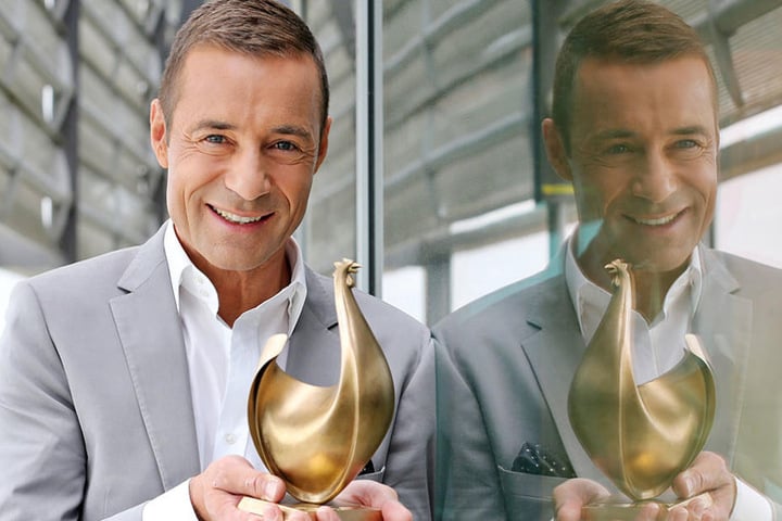 Moderator Kai Pflaume (49) präsentiert die neue „Goldene Henne“, die drei
Kilo schwer und eigentlich aus Bronze ist. Das Berliner Designstudio Monomango
hat sie entworfen.