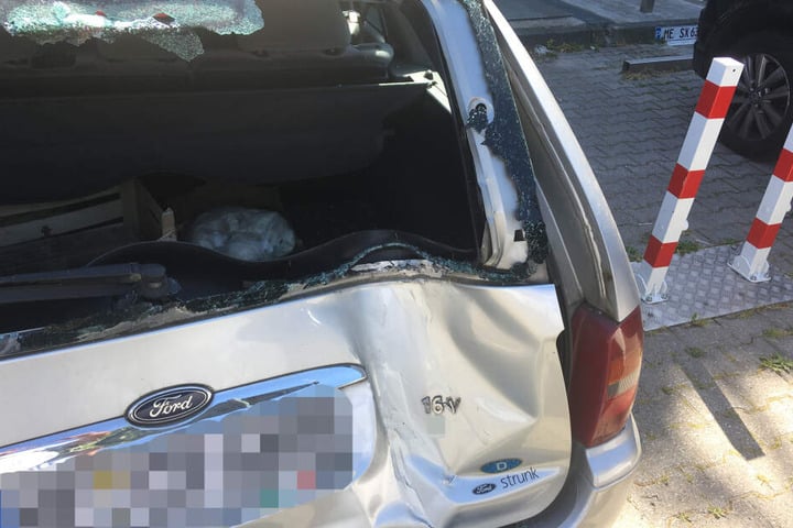 Ein geparkter Ford wurde durch das Ausparkmanöver erheblich beschädigt.