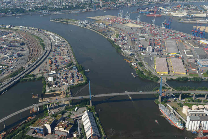 Die Köhlbrandbrücke (vorn) und die A7 sind aus der Luft zu sehen.