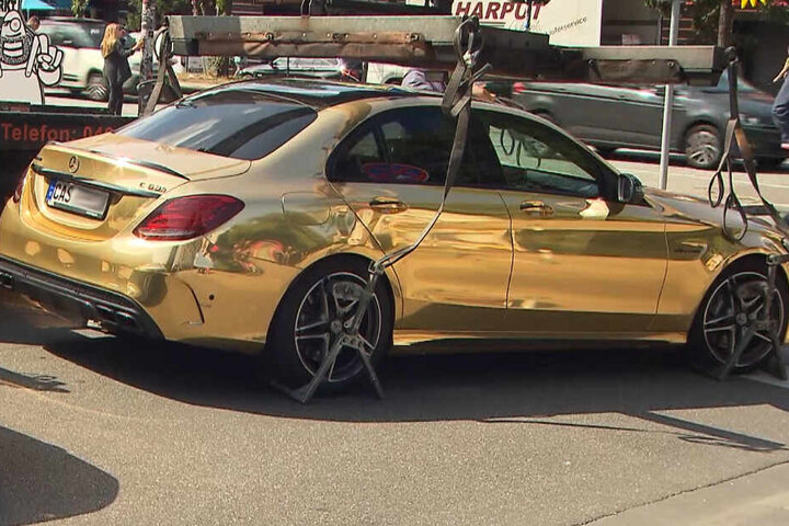 Der goldene Mercedes reflektiert einfallendes Licht und könnte andere Verkehrsteilnehmer blenden.