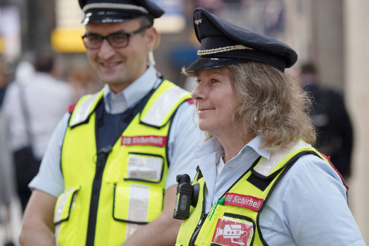 Es bedurfte zwei Mitarbeiter den Schwarzfahrer unter Kontrolle zu bringen.