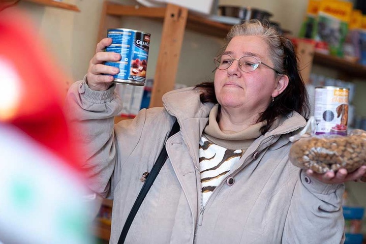 Heike Kilian (51) holt für ihren Hund Bommel (15 Wochen ) Futter.