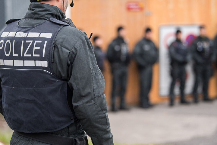 Die Polizei war mit einem Großaufgebot vor Ort. (Symbolbild)