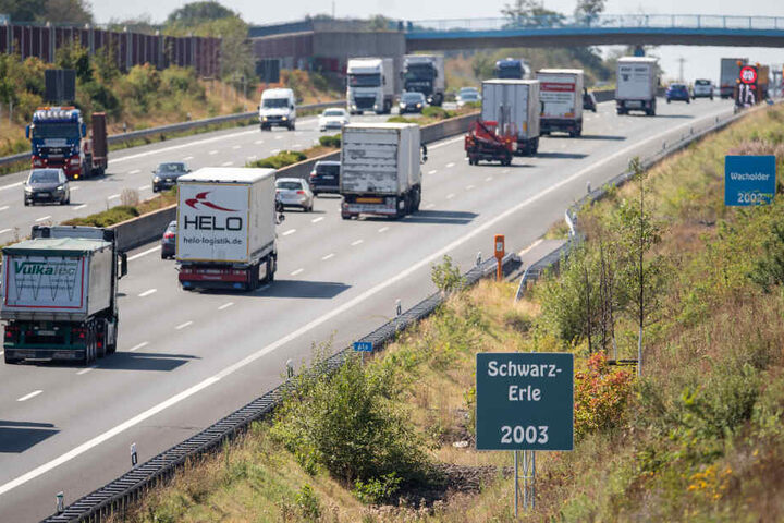 Mitten auf der A4 lief die Frau umher. (Symbolbild)