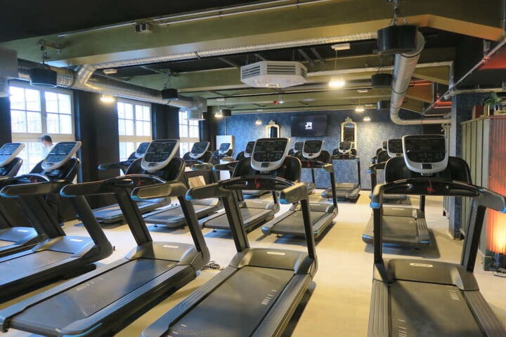 Und auch an Laufbändern scheint es im neuen Fitnessstudio nicht zu fehlen.