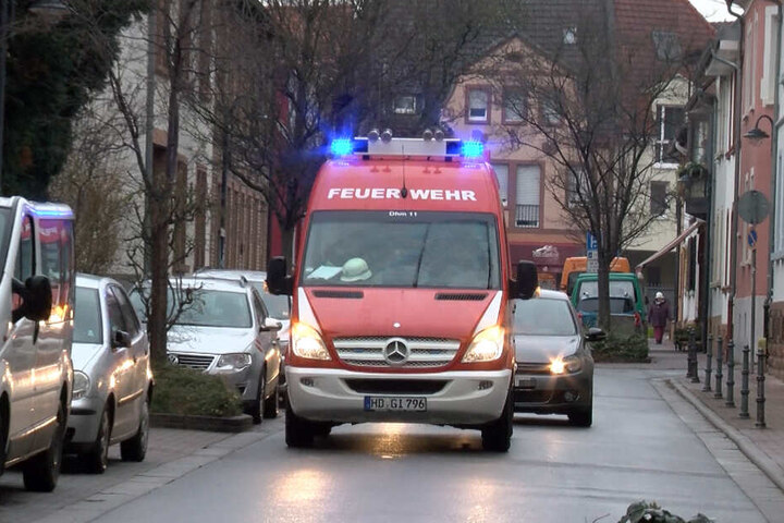 Ein Feuerwehrauto fährt durch Heidelberg.