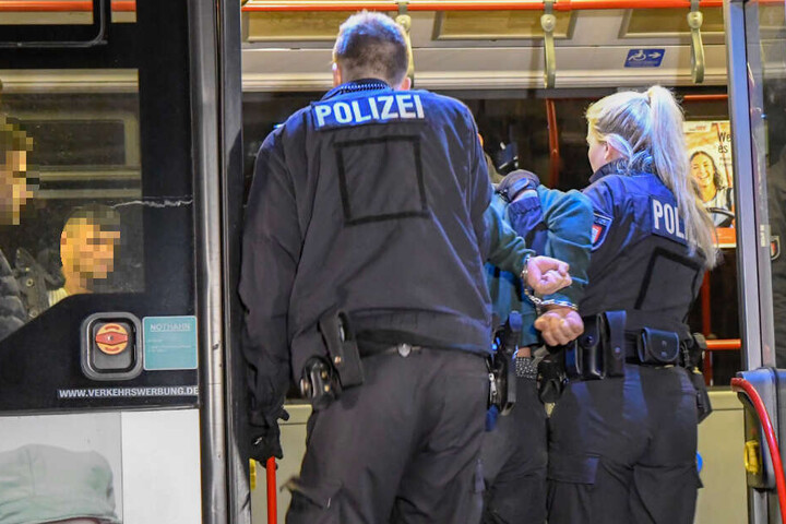 Mit einem Bus wurden die Verdächtigen am Abend zur Dienststelle gebracht.