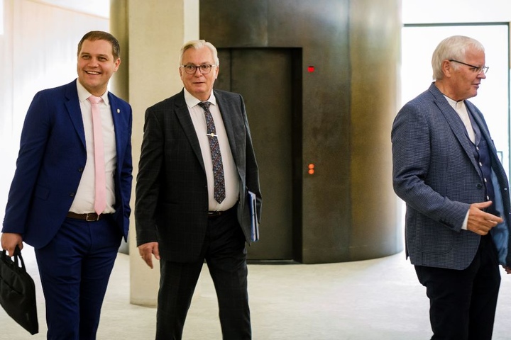 Vor dem Treffen (v.l.): die AfD-Politiker Anton Baron, Bernd Gögel und Emil Sänze auf dem Weg zu Muhterem Aras.