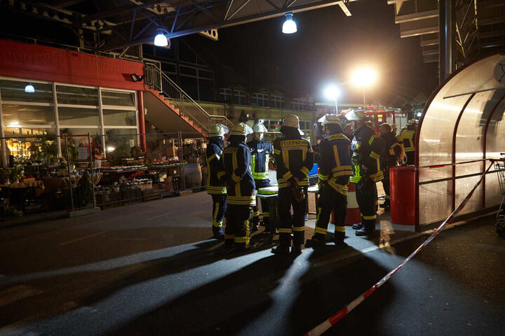 Inzwischen seien 55 Menschen als verletzt gemeldet worden.
