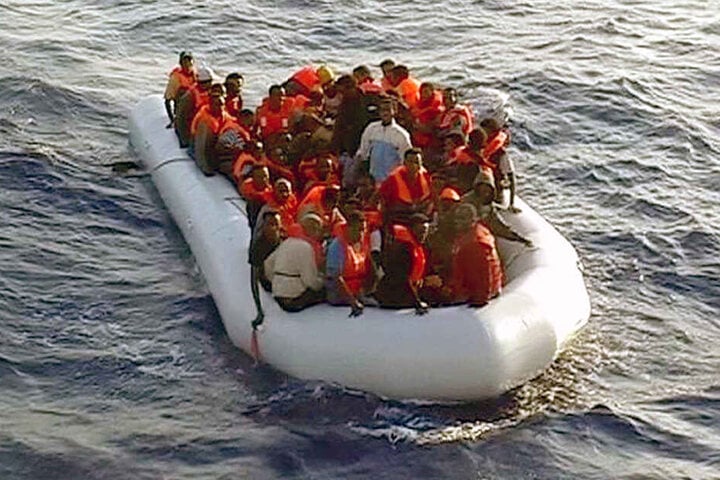 Das Foto der italienischen Finanzpolizei zeigt ein Schlauchboot mit mehr als 50 Flüchtlingen vor der Küste von Lampedusa.