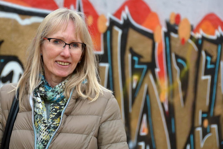 Elmas, Leiterin des Sachgebiets Sprayer bei der Hanauer Polizei steht vor einem Graffiti an einer Hauswand in der Metzgerstraße.