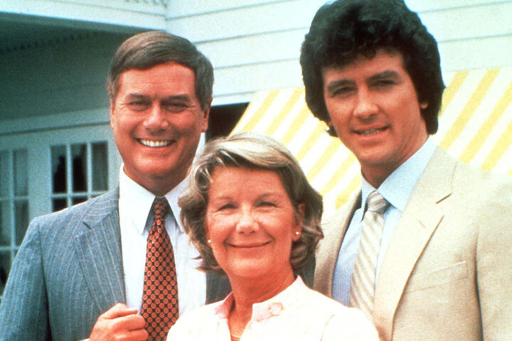 Patrick Duffy (re.) als Bobby Ewing in "Dallas", gemeinsam mit seinen Serienkollegen Larry Hagmann (J.R.) und Barbara Bel Geddes (Miss Ellie).