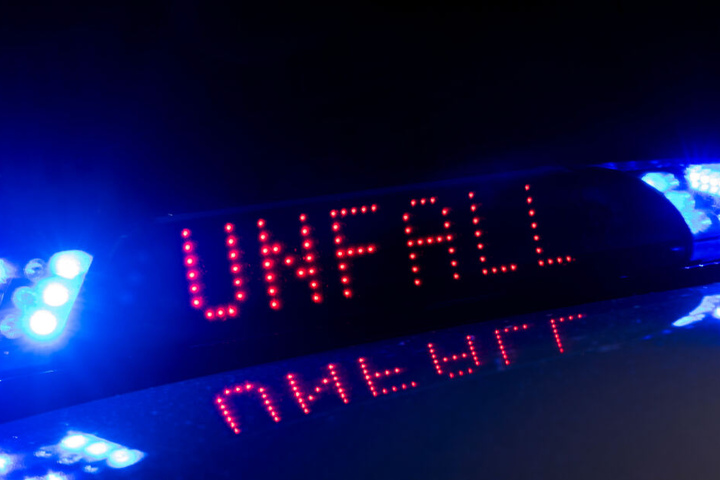 Ein Unfall auf der A73 bei Erlangen führt zu Verkehrsbehinderungen Richtung Nürnberg. (Symbolbild)