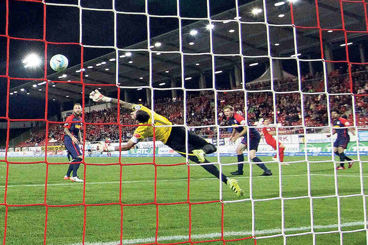 Marcel Bär (2.v.r.) hat abgezogen, unhaltbar für Jahn-Torhüter Philipp Pentke schlägt der Ball im Kasten ein.