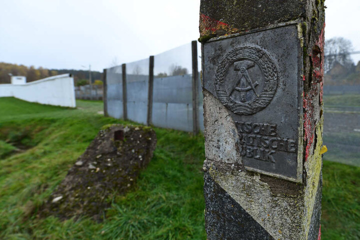 Ein historischer Grenzpfosten an der früheren innerdeutsche Grenze in Mödlareuth (Thüringen).