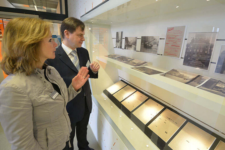 Die Leiterin der Chemnitzer Außenstelle der Stasi-Unterlagenbehörde Annette Zehnter (57) und Raymond Plache (51) vom Staatsarchiv Chemnitz in der Ausstellung "Problem ČSSR".