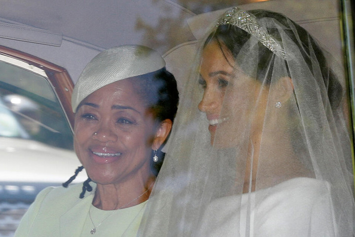 Hochzeit mit Prinz Harry: Meghan (re.) und ihre Mutter Doria Ragland verlassen am 19. Mai 2018 das Cliveden House Hotel in Taplow, in der Nähe von London.
