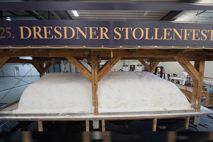 350 Stollenplatten, jeweils acht Kilo schwer, wurden zum 25. Riesenstollen aufgeschichtet.