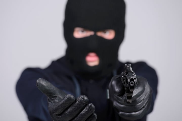 Bei dem Raubüberfällen wurden die Angestellten mit Waffen bedroht. (Symbolbild)