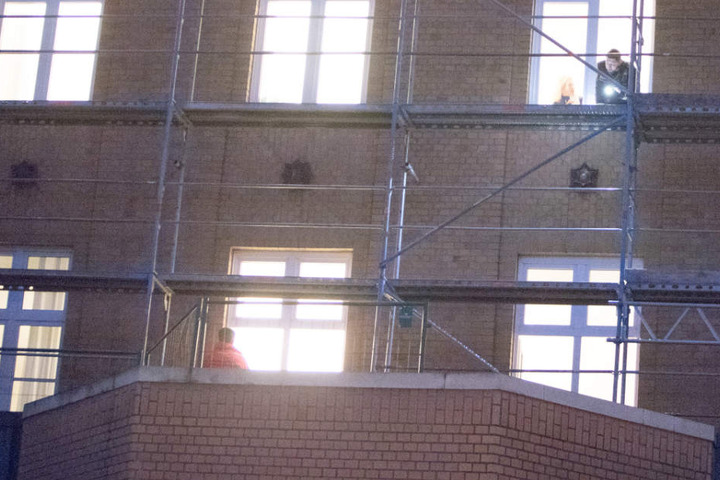 Die Polizei schaut sich vom Fenster aus die Unglücksstelle genauer an.