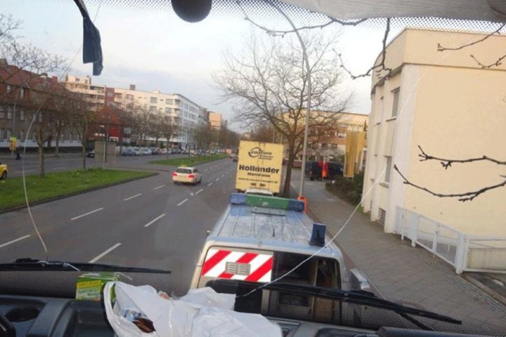 Deutlich zu erkennen sind die beiden Risse und er Frontscheibe.