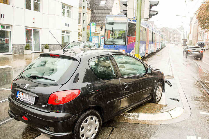 Die Frau krachte beim Abbiegen gegen den Ampelmast.