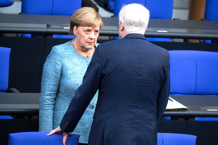 Die Union um Kanzlerin Angela Merkel (64, hinten) muss schwere Verluste einstecken. Schuld daran hat auch der Kurs um Horst Seehofer (69, CSU).