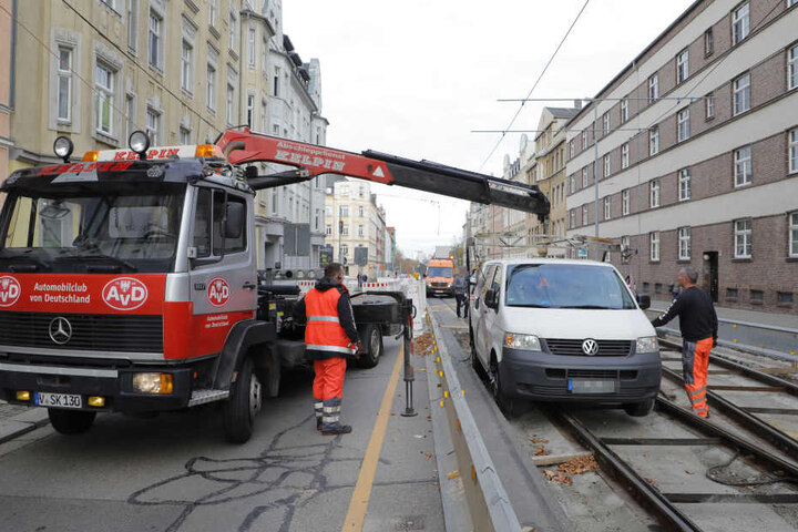 Der Transporter konnte nur mit einem Abschleppkran geborgen werden, der Straßenabschnitt war dadurch gesperrt.