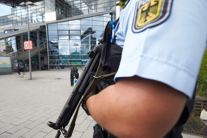 Die Bundespolizei musste einen Zug evakuieren. (Symbolbild)