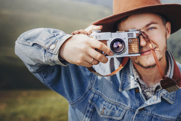 Auch junge Leute fotografieren vermehrt mit einer analogen Kamera. (Symbolbild)