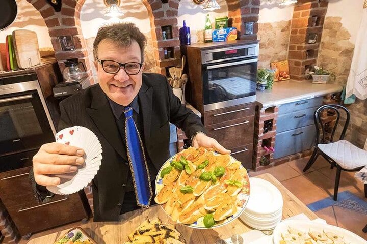 Zauberer und Italienliebhaber Tom Anders (49) bringt toskanisches Flair nach Zwickau. Er hat ein altes Feierabendheim saniert und umgebaut, bietet dort ein Kochevent an.