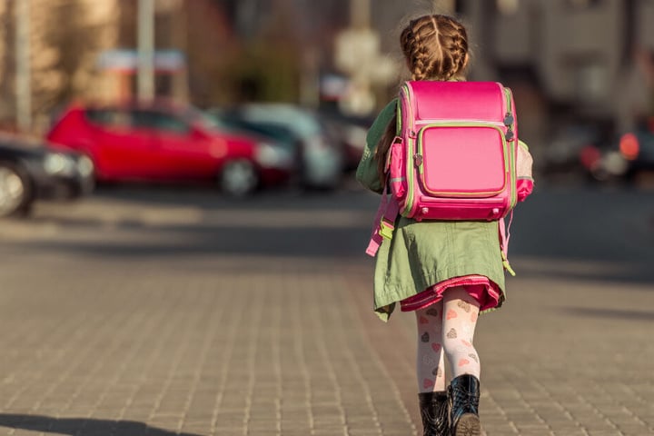 Die 8-Jährige wollte die Straße überqueren und wurde von einem Auto erfasst. (Symbolbild)