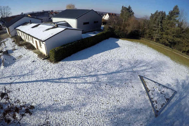 Auf dem früheren Appellplatz des KZ Niederhagen ist ein Mahnmal mit Steinen für die 1.285 Opfer errichtet worden.