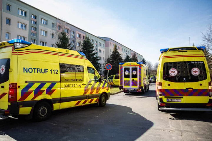 Mehrere Rettungsfahrzeuge stehen für die Verletzten bereit.