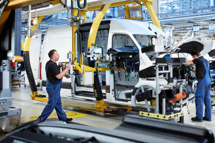 Für den Elektro-Sprinter investiert Daimler 330 Millionen Euro in sein Düsseldorfer Werk.