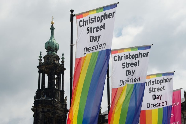 Die Regenbogenfahne als Zeichen der Bewegung hängt u.a. auf dem Theaterplatz.