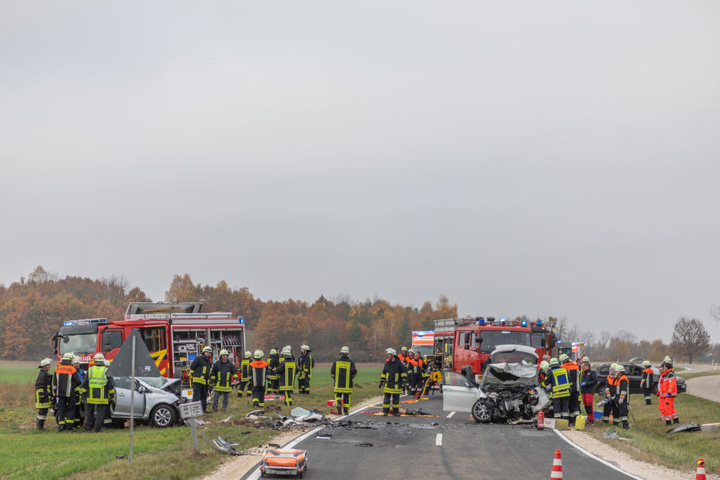 Die BMW krachte beim Überholen frontal in den Opel.