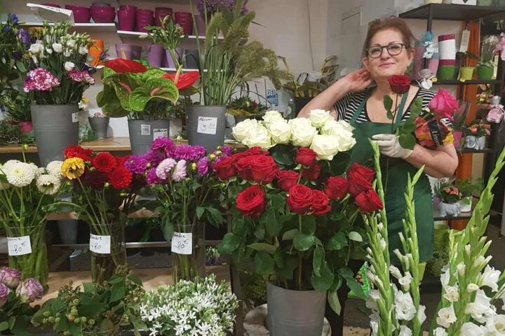 Blumenverkäuferin Mina weiß, welche Blumen wann passend sind.