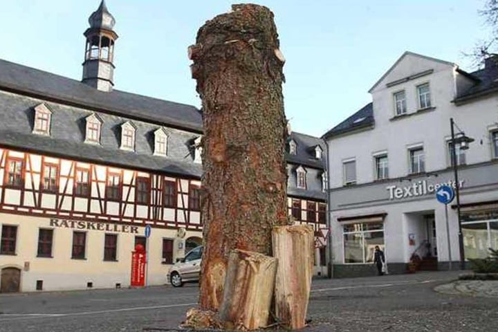 2016 wurde der erste Weihnachtsbaum in Lichtenstein (Erzgebirge) nach nur einem Tag wieder gefällt.