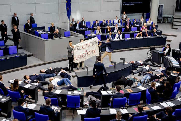 Ein anderer Jugendlicher stürmte auf die Aktivisten zu, entriss ihnen ihr Banner.
