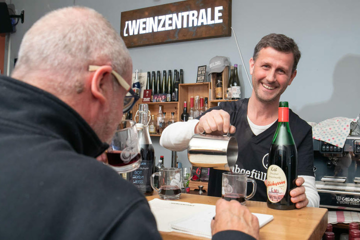 Akkordarbeit für Star-Sommelier Jens Pietzonka (46). Für die Probe mussten die würzigen Tropfen "schluckweise" erhitzt und ausgeschenkt werden.