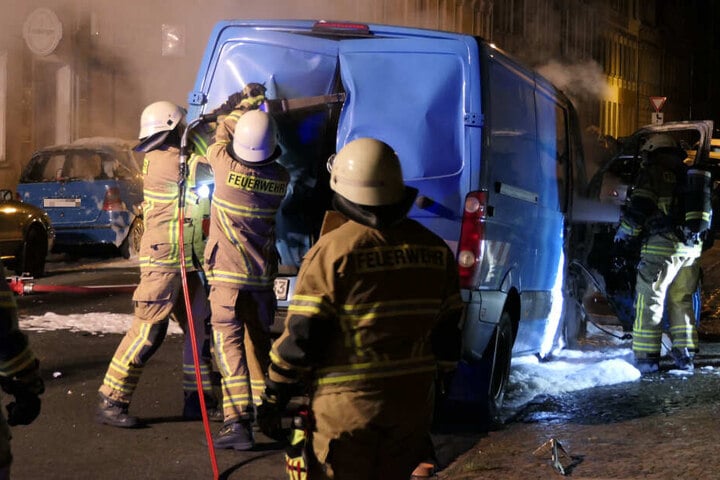 Der VW-Transporter musste mittels hydraulischer Technik geöffnet werden, um den Inhalt zu prüfen.