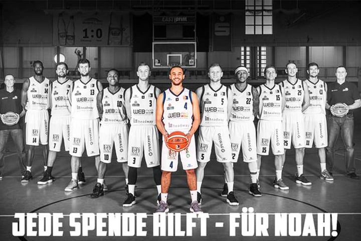 Noah Berge (M.) im Kreis der Dresden Titans, für die er 2017/18 spielte. Bei den Elberiesen laufen alle Fäden der Spendenaktionen zusammen.