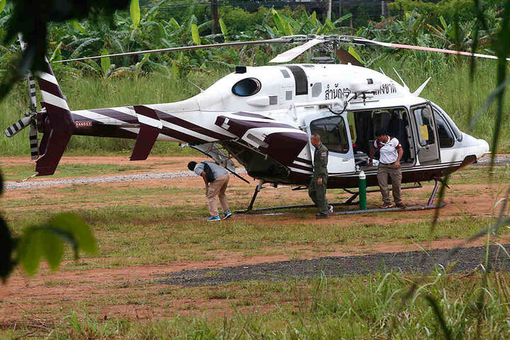 Ein Rettungshubschrauber steht nahe der Unglücksstelle bereit.