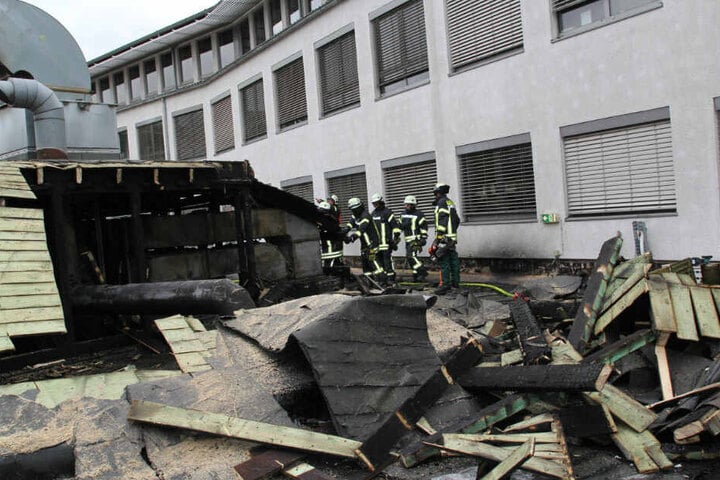 Die Holzkonstruktion aus dem Dach musste mit einer Rettungssäge entfernt werden.