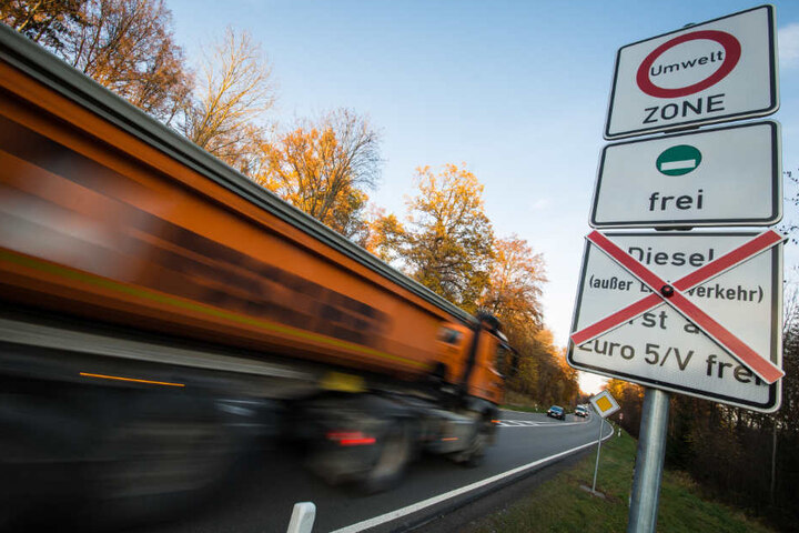 Die Verkehrsschilder, die derzeit noch durchgestrichen sind, weisen auf das Fahrverbot hin.