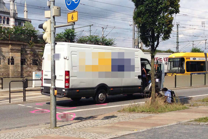 Der Paketzusteller hatte die Frau beim Abbiegen an der Ampel angefahren.
