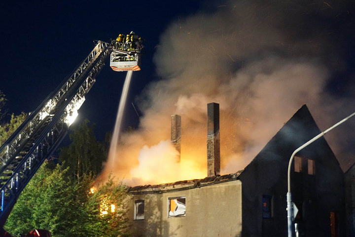 Gegen 2 Uhr bemerkten Autofahrer den Brand in dem leer stehenden Haus.
