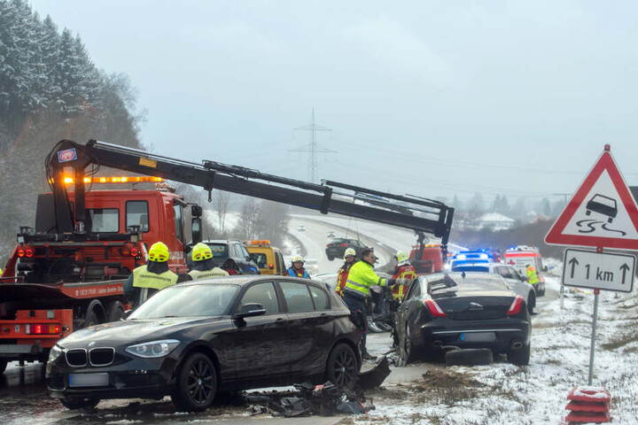 Abschleppwagen bergen die Unfallfahrzeuge.